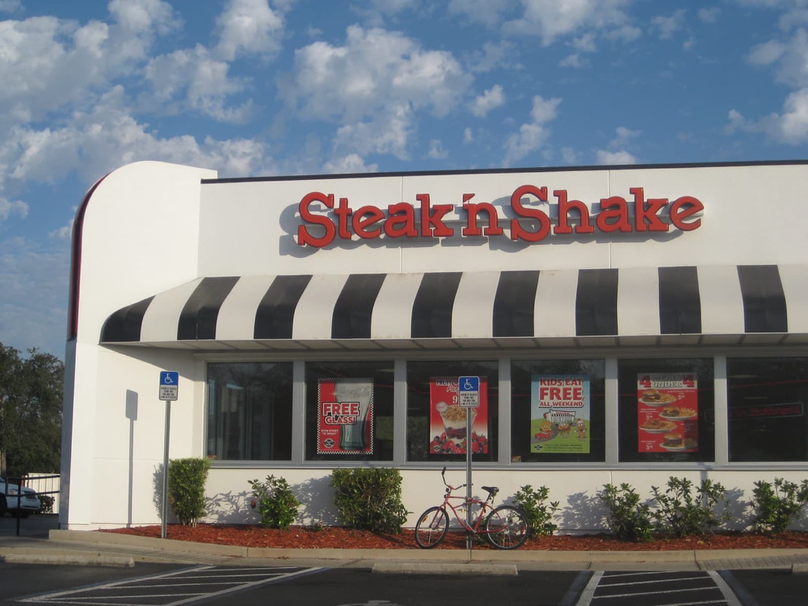 The exterior of a Steak 'n Shake
